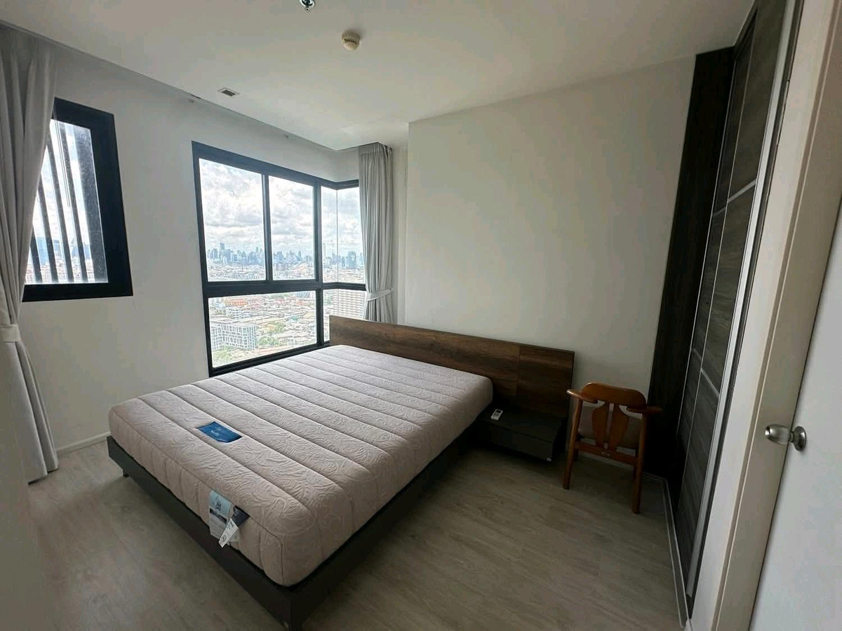 For RentCondoRatchadapisek, Huaikwang, Suttisan : 🔥 Big room, hard to find, best price in Ratchada area! ✨ Suitable for both living and working from home. Very convenient to travel 🚇 next to MRT Sutthisan, only 200 meters, just a short walk away!