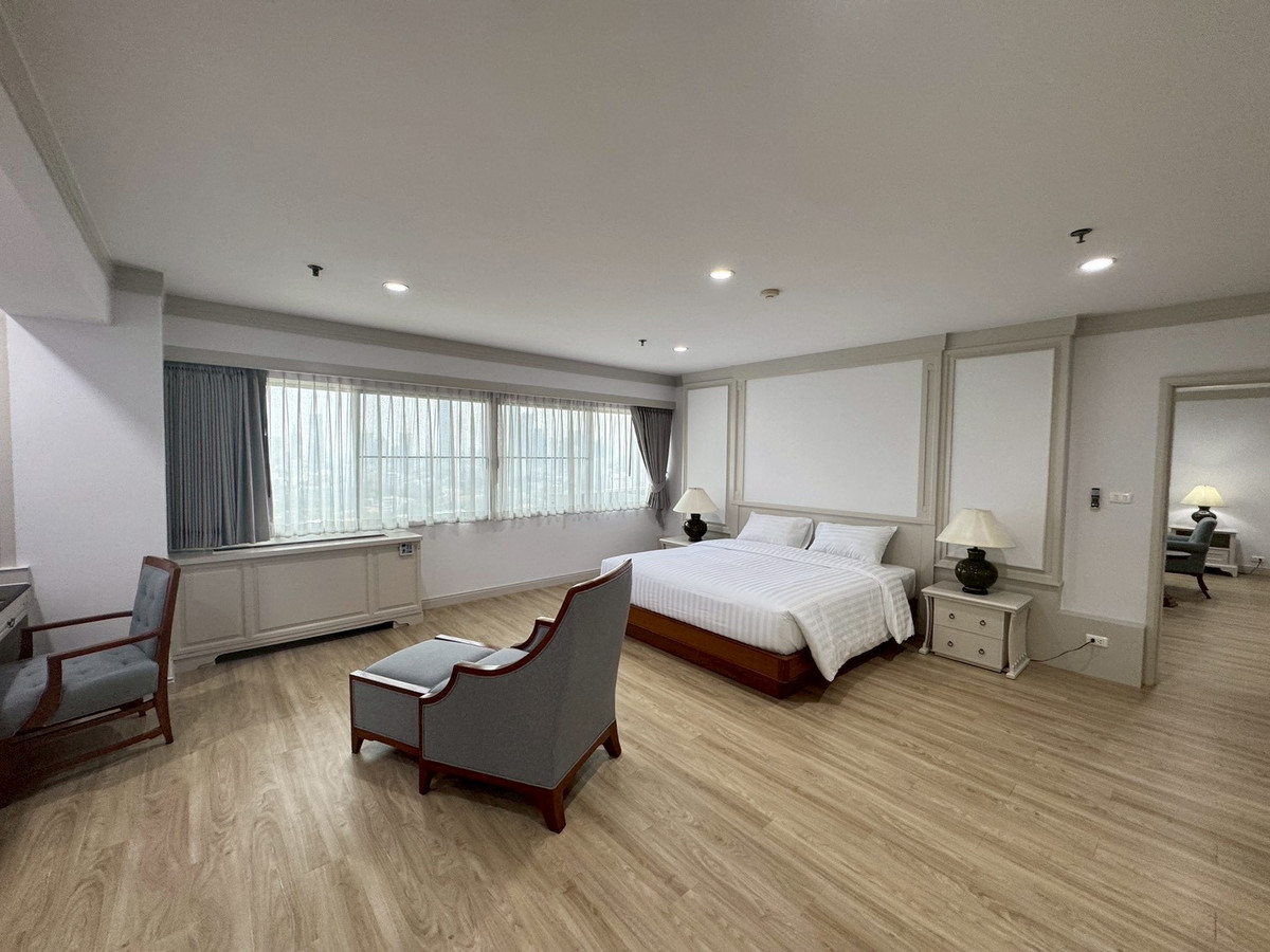 For RentSukhumvit, Asoke, Thonglor : Large Newly Renovated Apartment with Wide Balcony & Beautiful View – Phrom Phong  ** NO CO-AGENT **