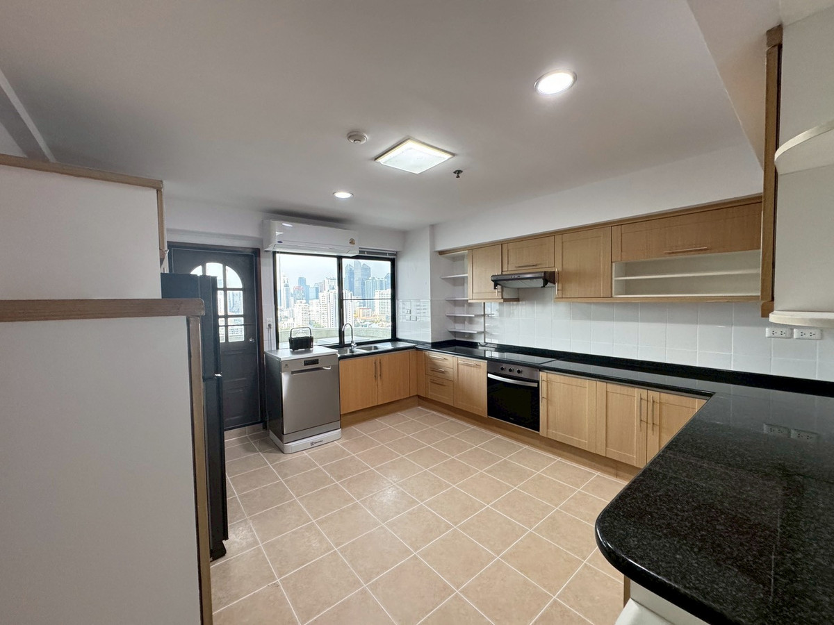 For RentSukhumvit, Asoke, Thonglor : Large Newly Renovated Apartment with Wide Balcony & Beautiful View – Phrom Phong  ** NO CO-AGENT **