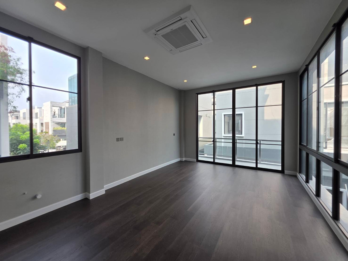 ขายบ้านพัฒนาการ ศรีนครินทร์ : Connoisseur Pattanakarn 32: 137.80 sqwah  952sqm. 6bed 7bath Fully Fitted 110,000,000 Am: 0656199198