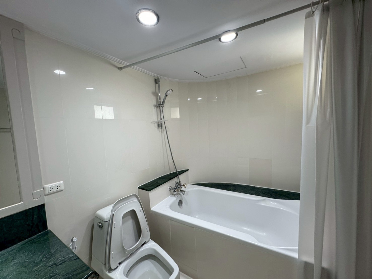 For RentSukhumvit, Asoke, Thonglor : Large Newly Renovated Apartment with Wide Balcony & Beautiful View – Phrom Phong  ** NO CO-AGENT **