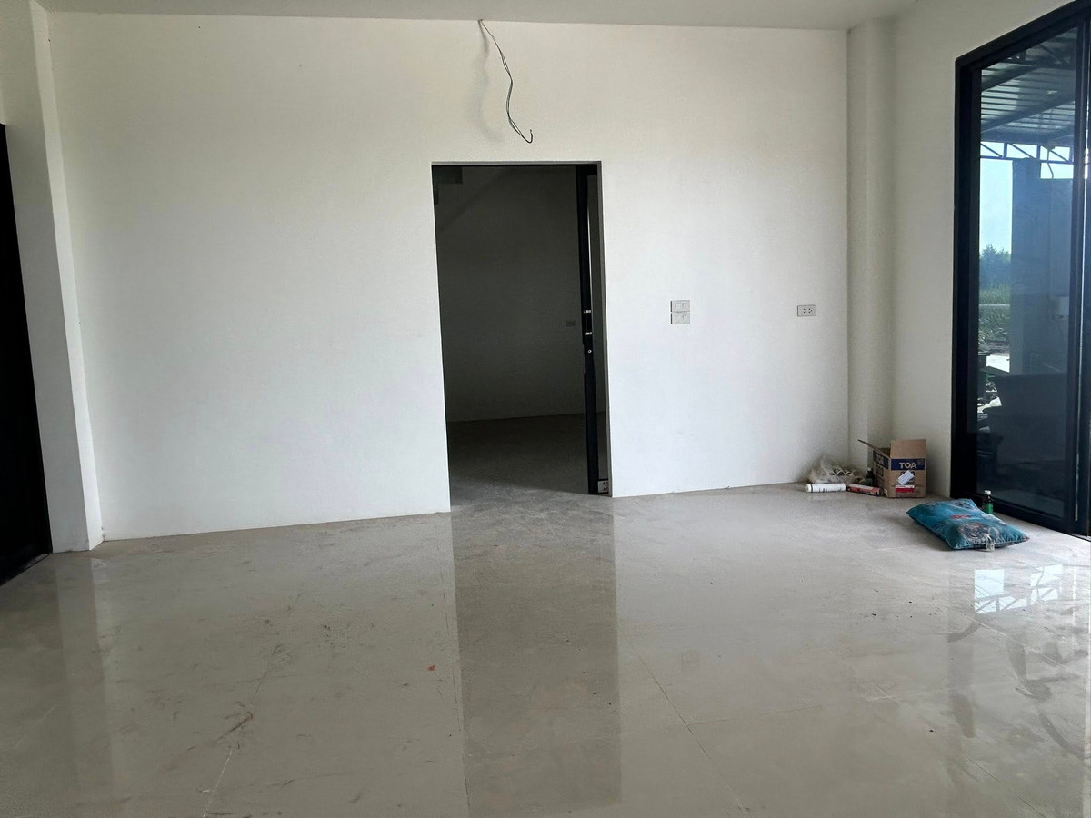 For RentFactoryPathum Thani,Rangsit, Thammasat : Warehouse for rent, newly built, Lam Luk Ka Khlong 7, area 140 sq m., usable area in warehouse size 600 sq m., including 2-story office and mezzanine, 2 bedrooms, building height 6-8 meters, door height 5 meters, 3-phase power 30/100 amp.