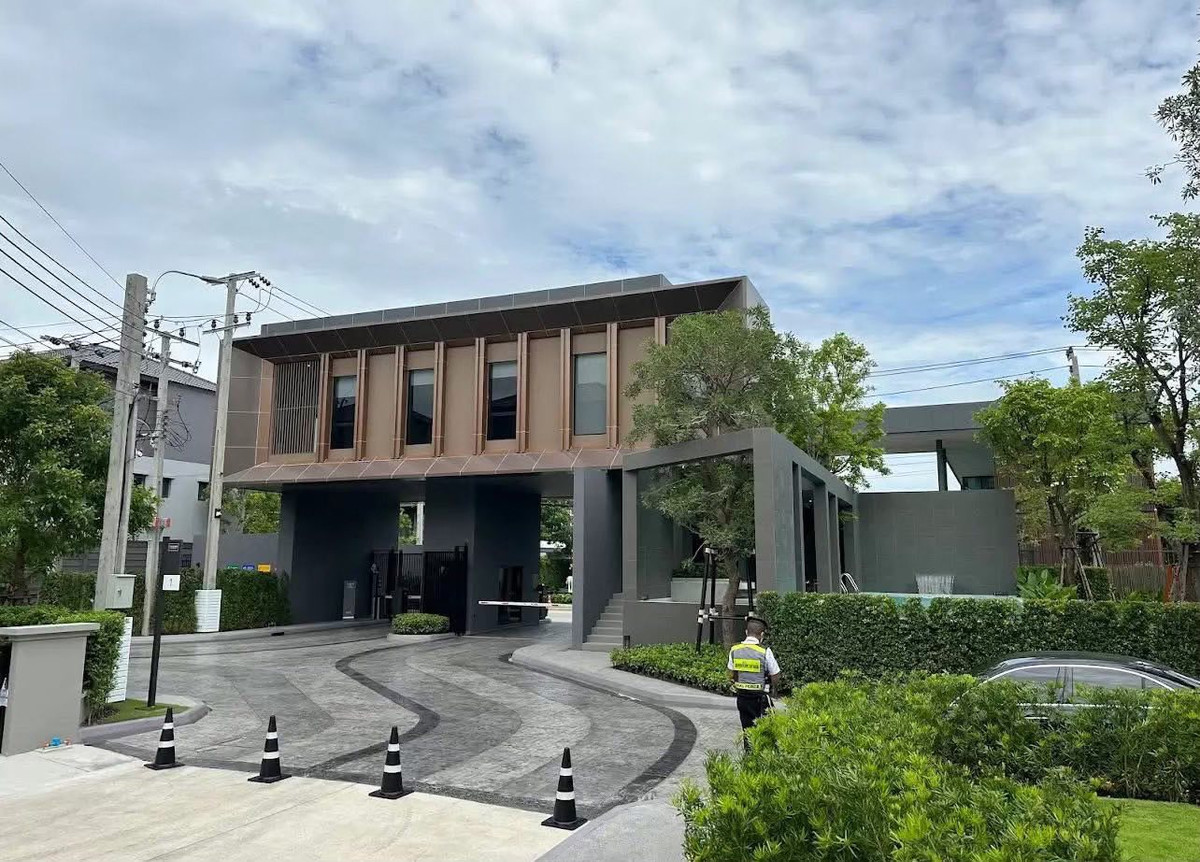 Onnut, Udomsuk : P-2936 For sale/rent semi-detached house Baan Klang Muang The Edition Sukhumvit - On Nut, ready to move in.
