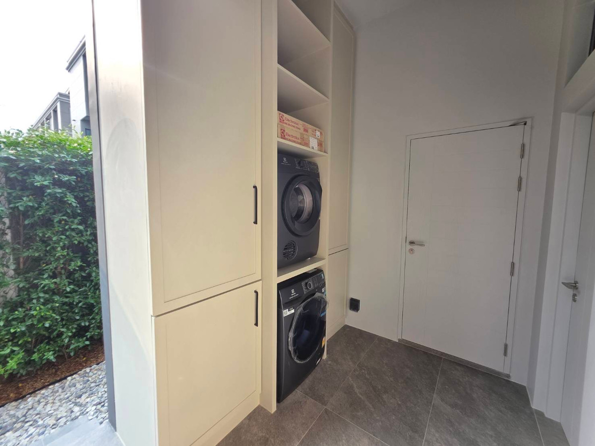 ขายบ้านพัฒนาการ ศรีนครินทร์ : Connoisseur Pattanakarn 32: 210.2 sqwah  952sqm. 6bed 7bath Fully Furnished 169,000,000 Am: 0656199198