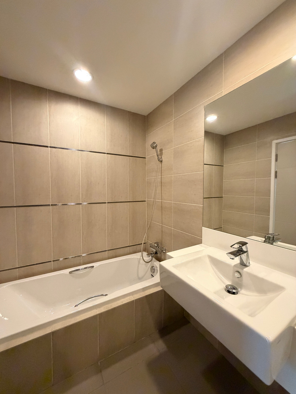 ขายคอนโดสาทร นราธิวาส : ขายด่วน! ห้อง  Rare Uint! ใจกลางสาทร เซนต์หลุยส์ ใกล้ เพียง 300 เมตร หายากมาก ๆๆๆ จะซื้ออยู่เอง หรือลงทุนก็คุ้มแน่นอน สนใจติดต่อ 08/76358339 