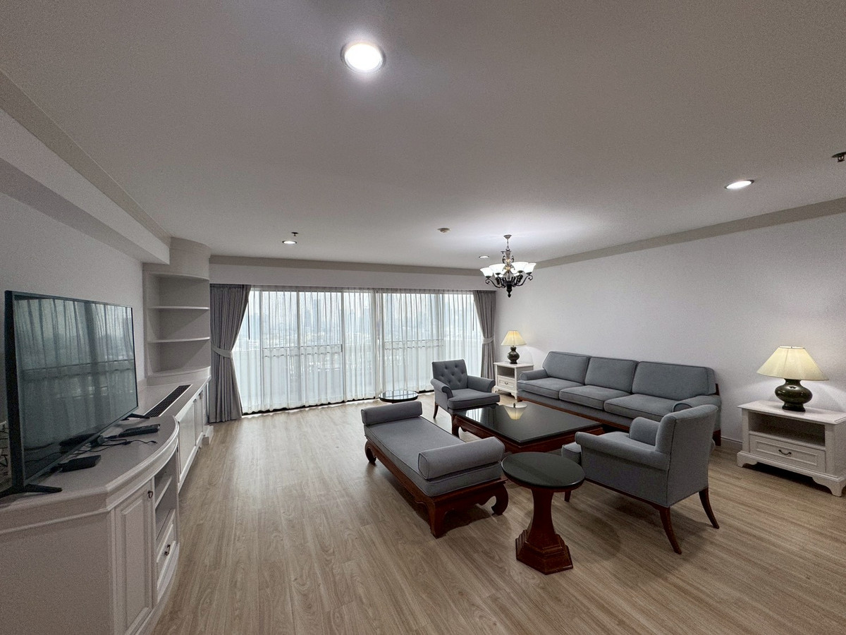 For RentSukhumvit, Asoke, Thonglor : Large Newly Renovated Apartment with Wide Balcony & Beautiful View – Phrom Phong  ** NO CO-AGENT **