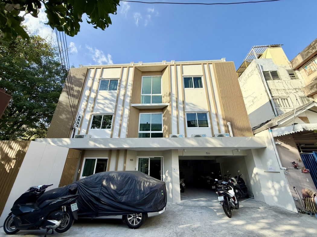For SaleHotel&Apartment BusinessRamkhamhaeng, Hua Mak : For sale: 3-story apartment building with 32 rooms,Brown Sugar Mansion, Soi Ramkhamhaeng 53. 72 square wa