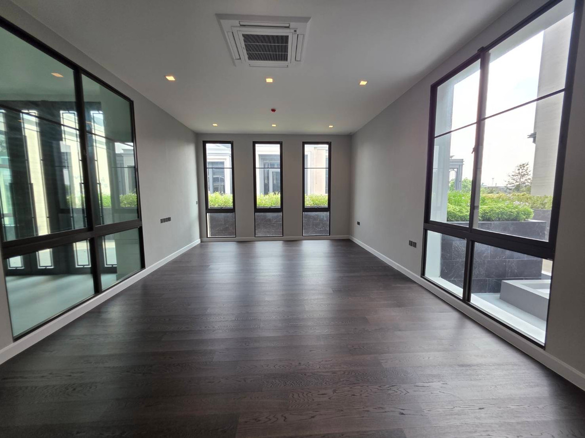 ขายบ้านพัฒนาการ ศรีนครินทร์ : Connoisseur Pattanakarn 32: 137.80 sqwah  952sqm. 6bed 7bath Fully Fitted 110,000,000 Am: 0656199198