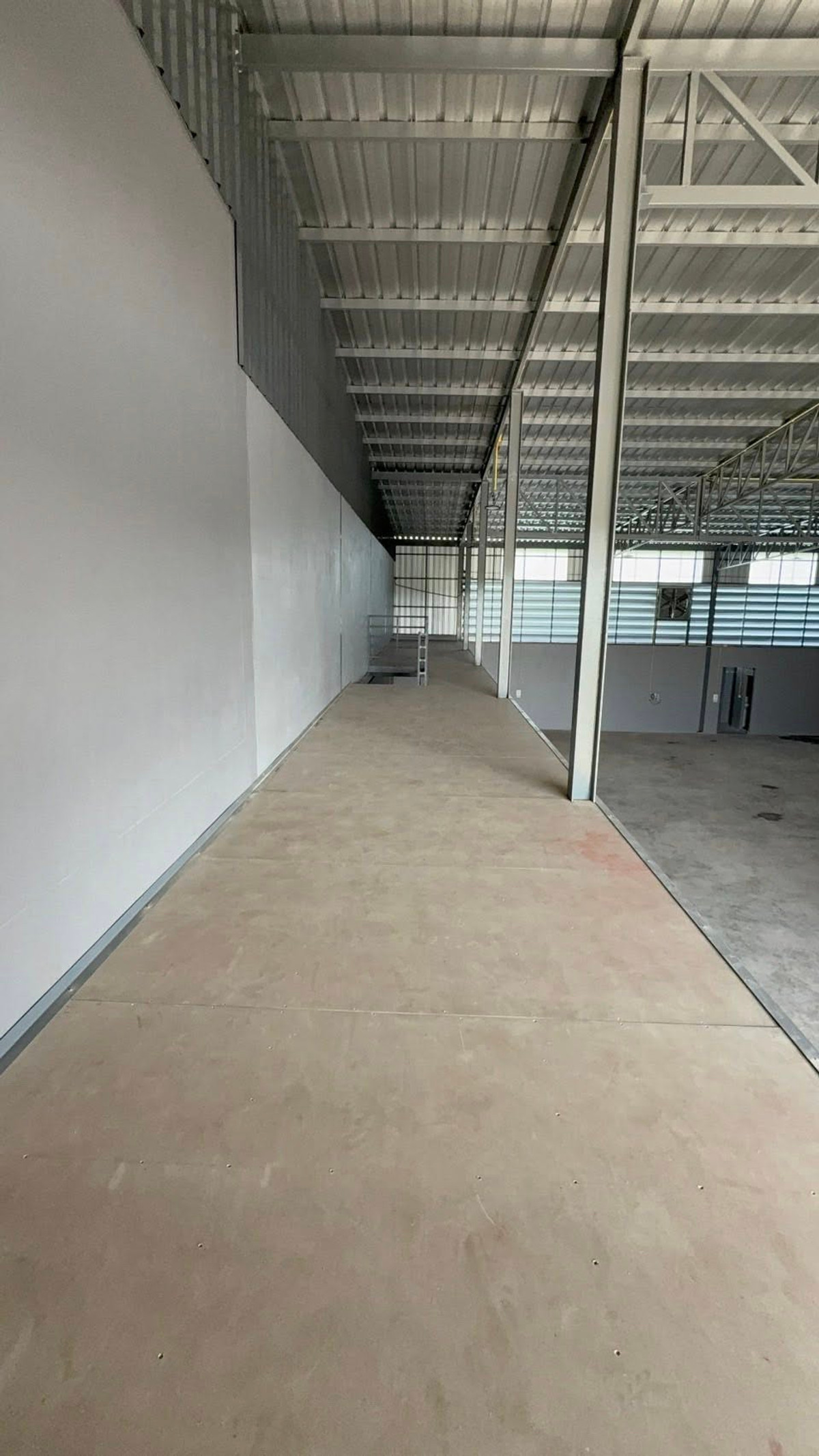 For RentFactoryPathum Thani,Rangsit, Thammasat : Warehouse for rent, newly built, Lam Luk Ka Khlong 7, area 140 sq m., usable area in warehouse size 600 sq m., including 2-story office and mezzanine, 2 bedrooms, building height 6-8 meters, door height 5 meters, 3-phase power 30/100 amp.