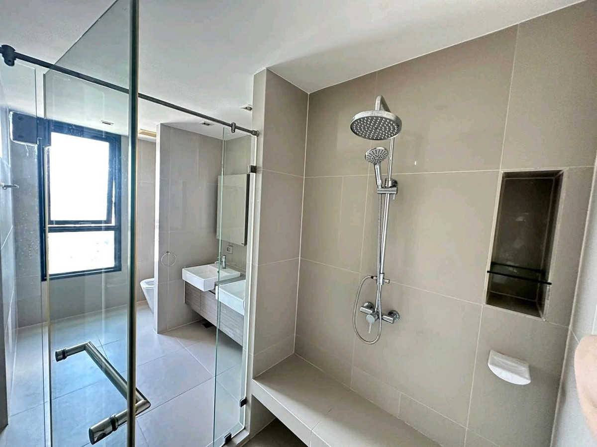 For RentCondoRatchadapisek, Huaikwang, Suttisan : 🔥 Big room, hard to find, best price in Ratchada area! ✨ Suitable for both living and working from home. Very convenient to travel 🚇 next to MRT Sutthisan, only 200 meters, just a short walk away!