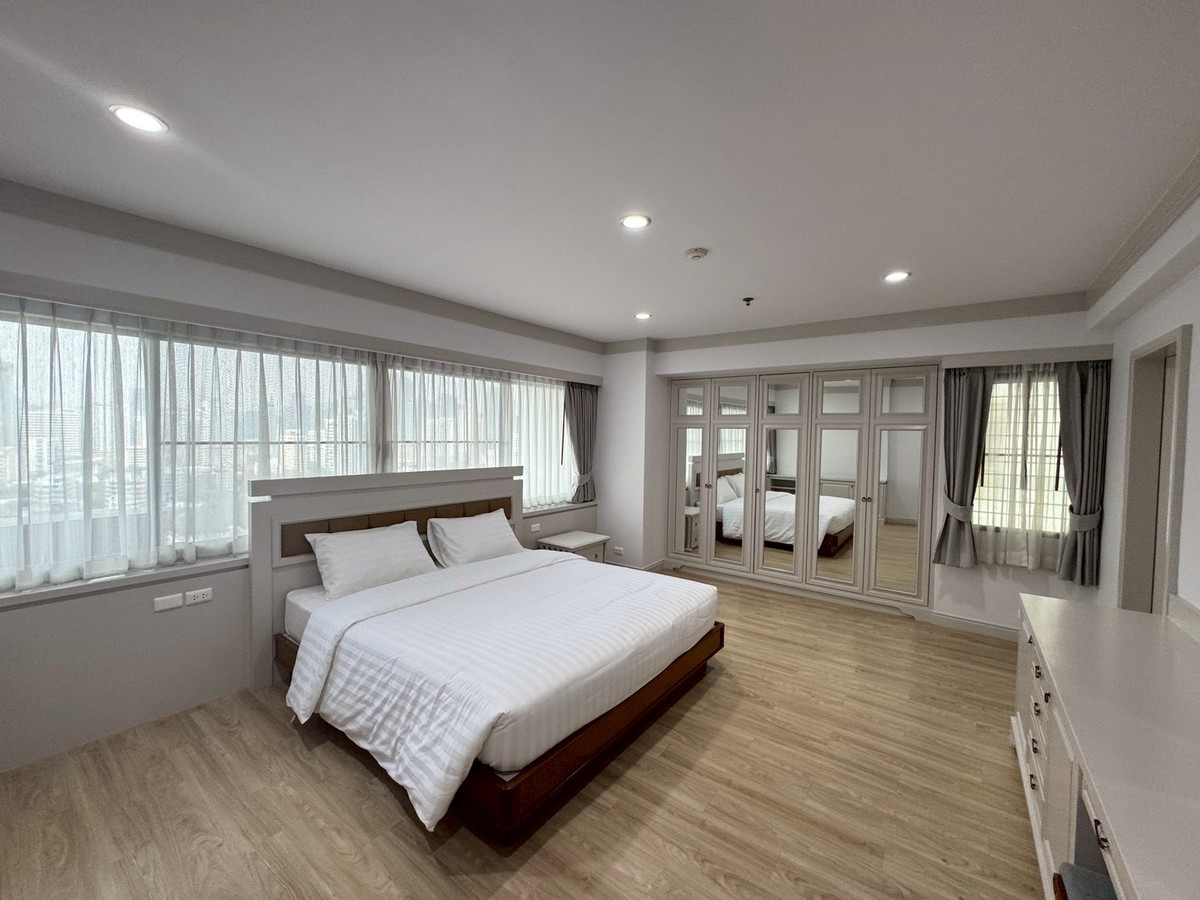 For RentSukhumvit, Asoke, Thonglor : Large Newly Renovated Apartment with Wide Balcony & Beautiful View – Phrom Phong  ** NO CO-AGENT **