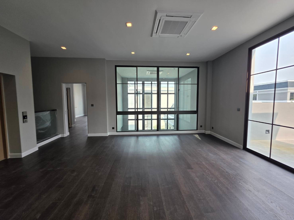 ขายบ้านพัฒนาการ ศรีนครินทร์ : Connoisseur Pattanakarn 32: 137.80 sqwah  952sqm. 6bed 7bath Fully Fitted 110,000,000 Am: 0656199198