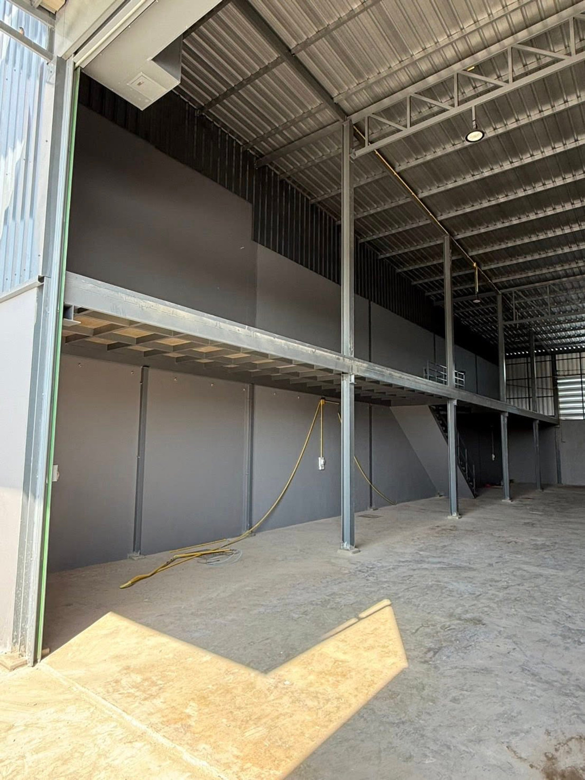 For RentFactoryPathum Thani,Rangsit, Thammasat : Warehouse for rent, newly built, Lam Luk Ka Khlong 7, area 140 sq m., usable area in warehouse size 600 sq m., including 2-story office and mezzanine, 2 bedrooms, building height 6-8 meters, door height 5 meters, 3-phase power 30/100 amp.