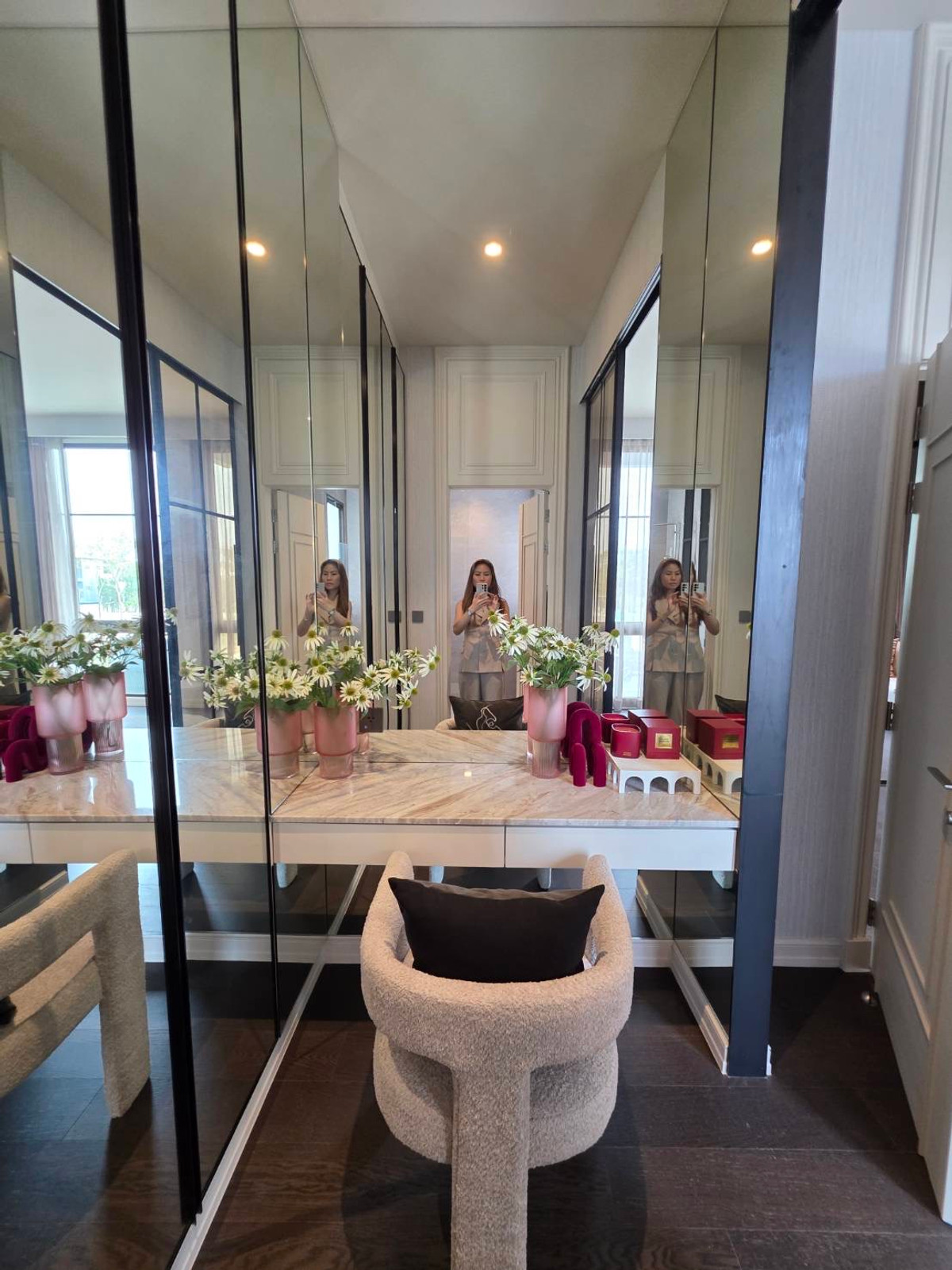 ขายบ้านพัฒนาการ ศรีนครินทร์ : Connoisseur Pattanakarn 32: 210.2 sqwah  952sqm. 6bed 7bath Fully Furnished 169,000,000 Am: 0656199198