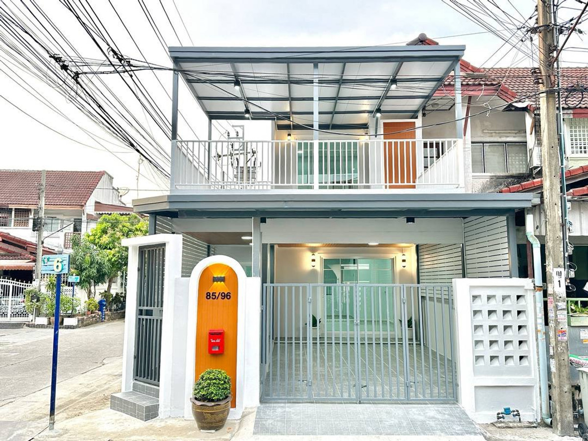 For SaleTownhomeNonthaburi, Bang Yai, Bangbuathong : Urgent sale! 2-story townhouse, corner plot, spacious area. Ubon Chat Village 2, potential location Sai Ma-Tha It Whole house newly decorated, ready to move in, area 28.4 sq m., function 3 bedrooms, 2 bathrooms, very convenient to travel. Just 5 minutes f