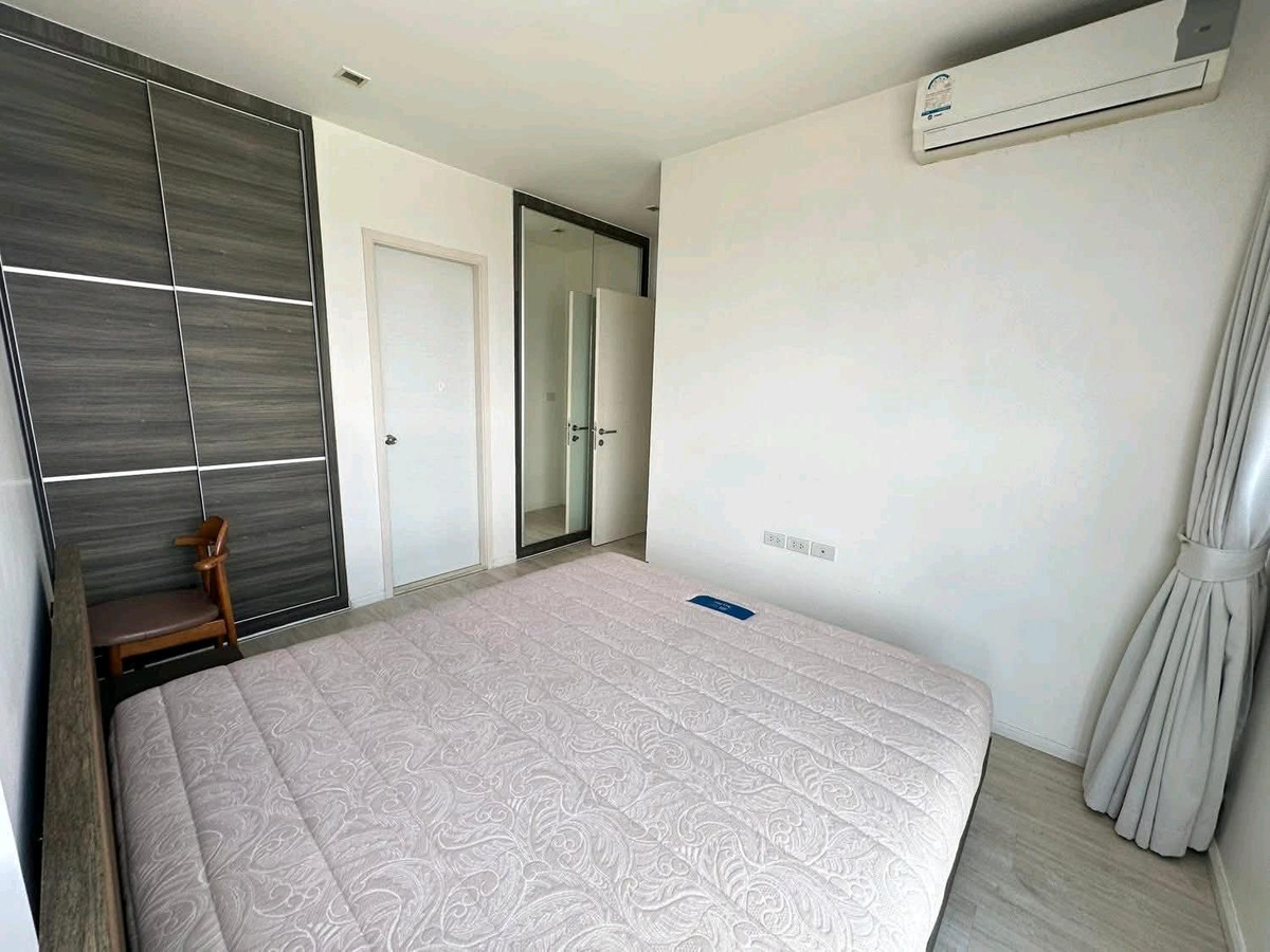 For RentCondoRatchadapisek, Huaikwang, Suttisan : 🔥 Big room, hard to find, best price in Ratchada area! ✨ Suitable for both living and working from home. Very convenient to travel 🚇 next to MRT Sutthisan, only 200 meters, just a short walk away!