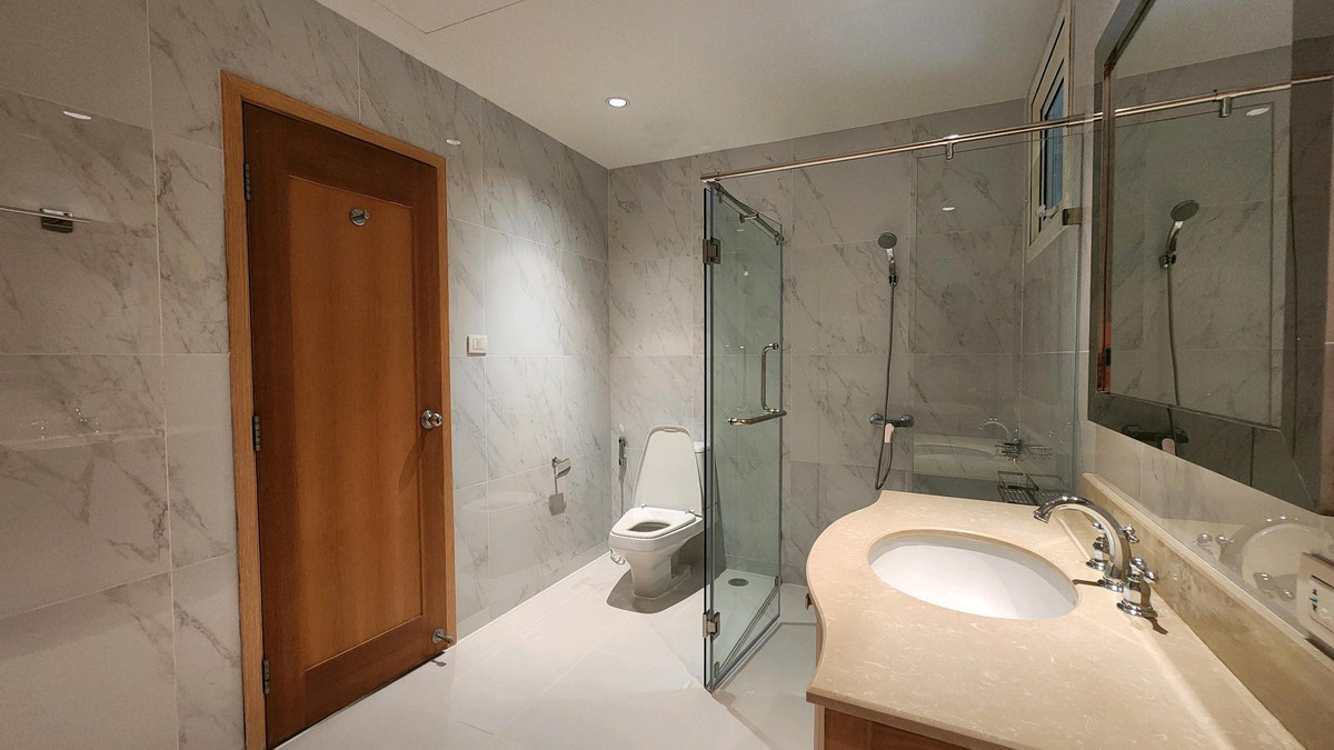 ขายคอนโดสาทร นราธิวาส : The Empire Place | ขาย 1 ห้องนอน ราคาดี ชั้นสูง ห้องยังสภาพดีมาก น่าอยู่ ทิศตะวันออก สามารถเอาไปตกแต่งเพิ่มตามแบบที่ชอบได้ง่าย