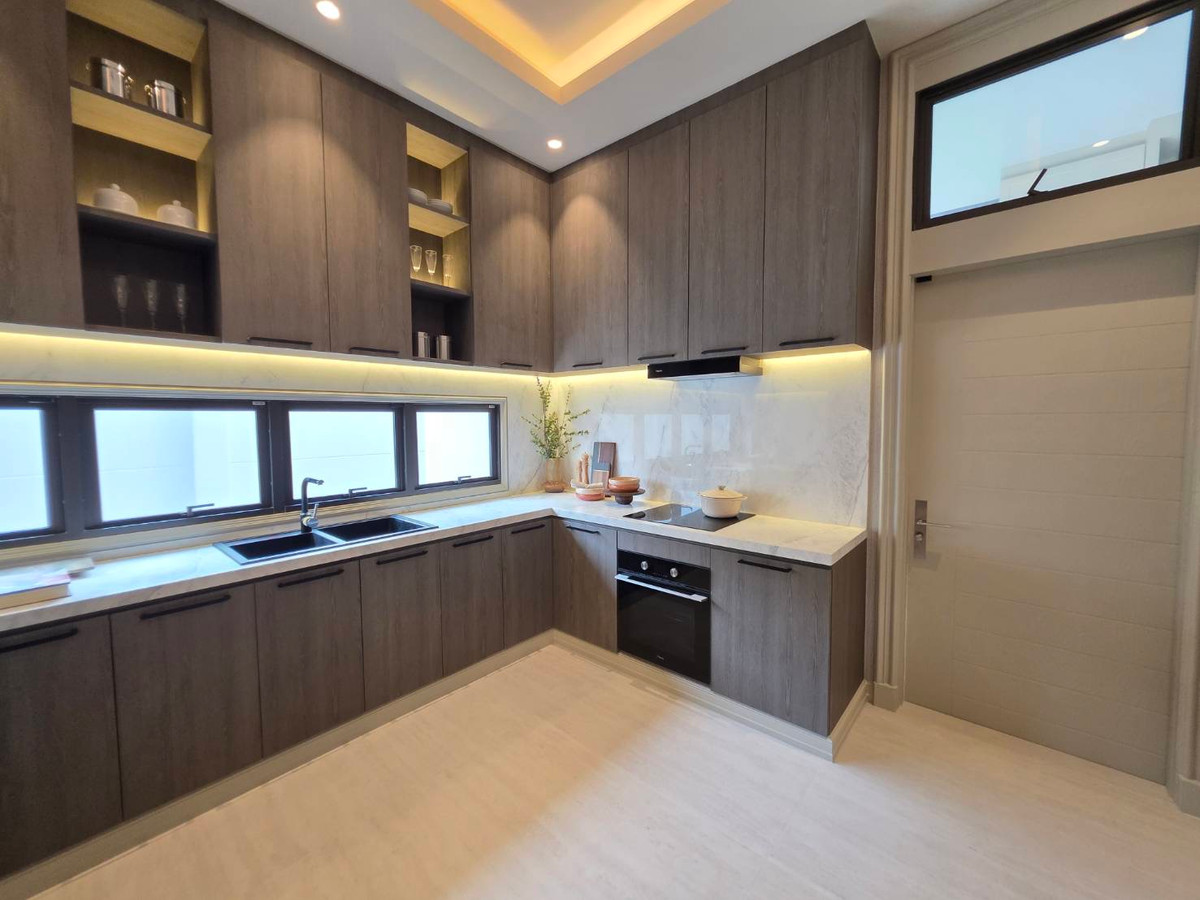 ขายบ้านพัฒนาการ ศรีนครินทร์ : Connoisseur Pattanakarn 32: 210.2 sqwah  952sqm. 6bed 7bath Fully Furnished 169,000,000 Am: 0656199198