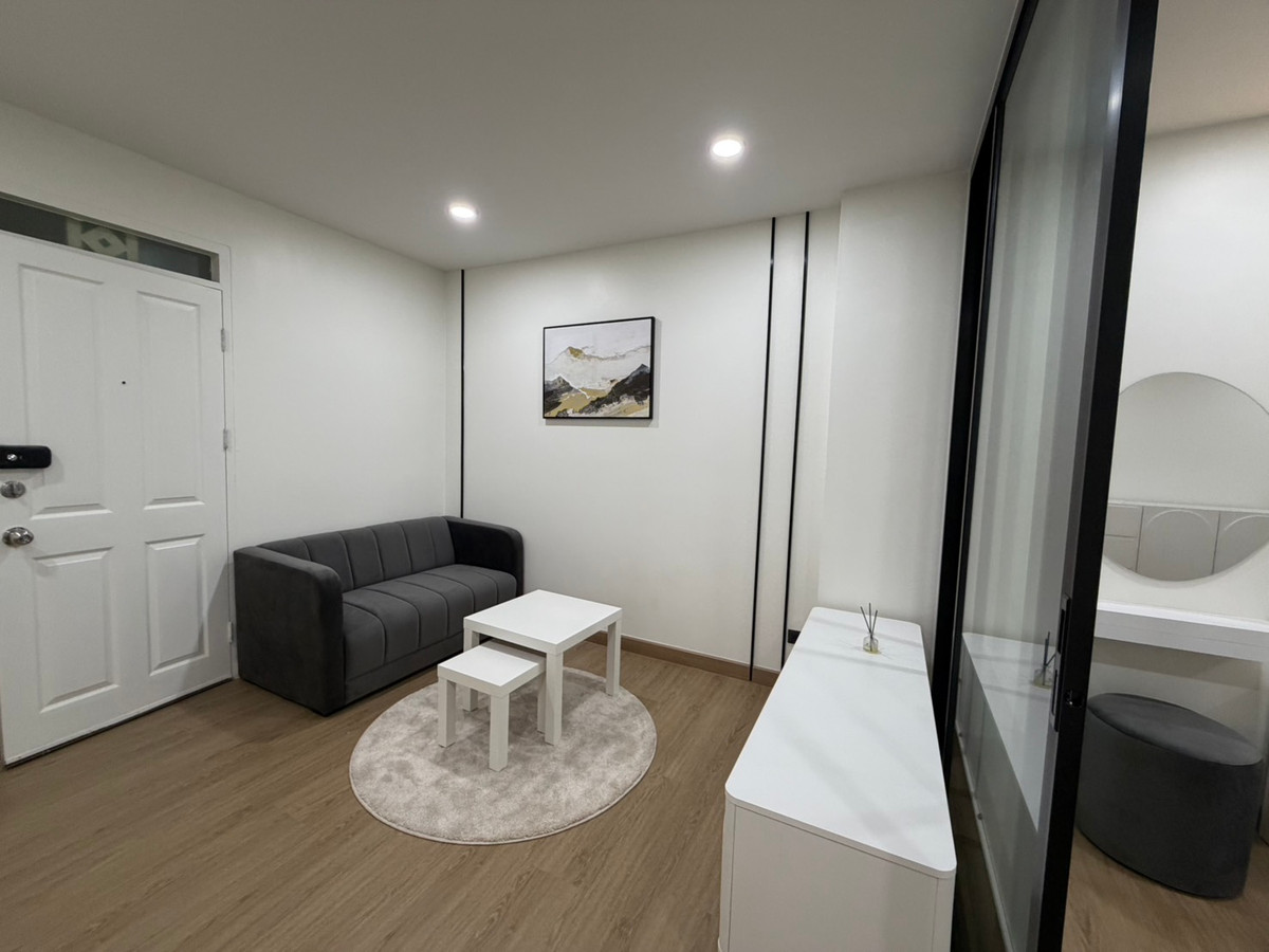 For SaleCondoPattanakan, Srinakarin : Condo for sale Supalai Park Srinakarin, beautiful room, newly decorated. Every piece of new furniture Ready to move in Next to the skytrain