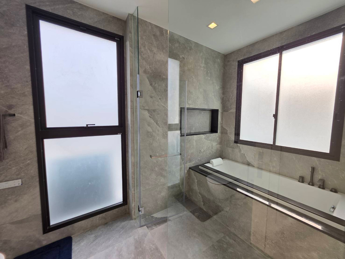 ขายบ้านพัฒนาการ ศรีนครินทร์ : Connoisseur Pattanakarn 32: 210.2 sqwah  952sqm. 6bed 7bath Fully Furnished 169,000,000 Am: 0656199198