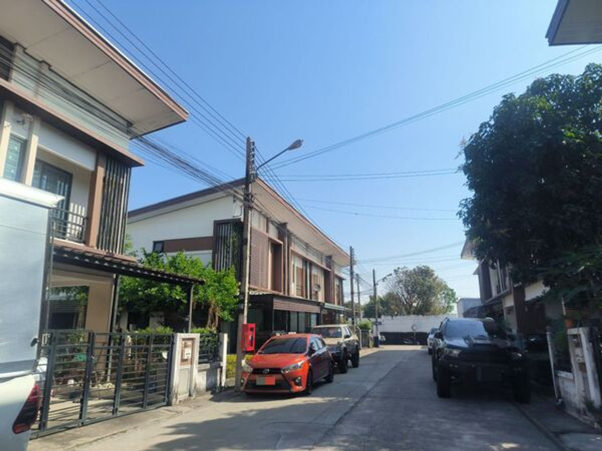 For SaleTownhomePathum Thani,Rangsit, Thammasat : Urgent sale! Corner townhouse Location for trading The best price in the project. Its good to live there yourself, you can open a shop, its a great investment! Opportunities like this dont come often.