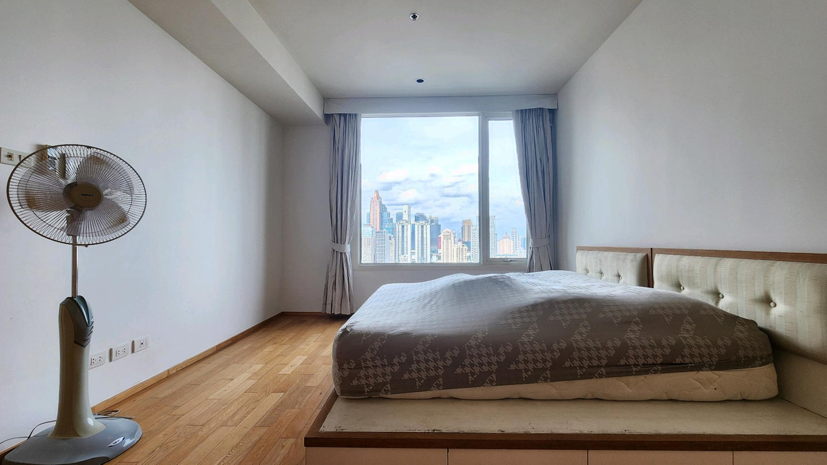 ขายคอนโดสาทร นราธิวาส : The Empire Place | ขาย 1 ห้องนอน ราคาดี ชั้นสูง ห้องยังสภาพดีมาก น่าอยู่ ทิศตะวันออก สามารถเอาไปตกแต่งเพิ่มตามแบบที่ชอบได้ง่าย