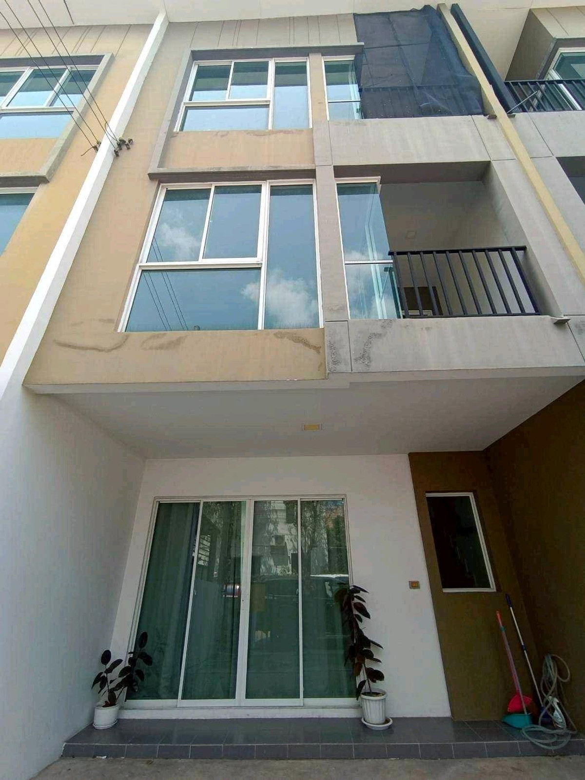 For RentTownhomeNawamin, Ramindra : ✨ Very new house, modern design, wide space, complete functions, comfortable living like a single house. Suitable for families / working people / wanting a quiet home. But it's convenient to travel.