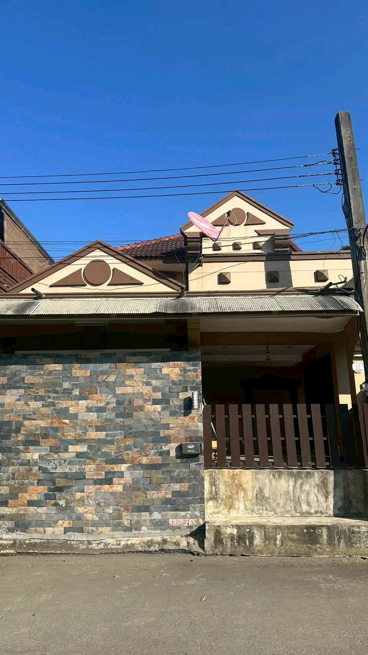 For RentTownhomeLadkrabang, Suwannaphum Airport : ✨ Townhouse behind the edge Just one bag and you can move in immediately | Parking for up to 4–5 cars ✨