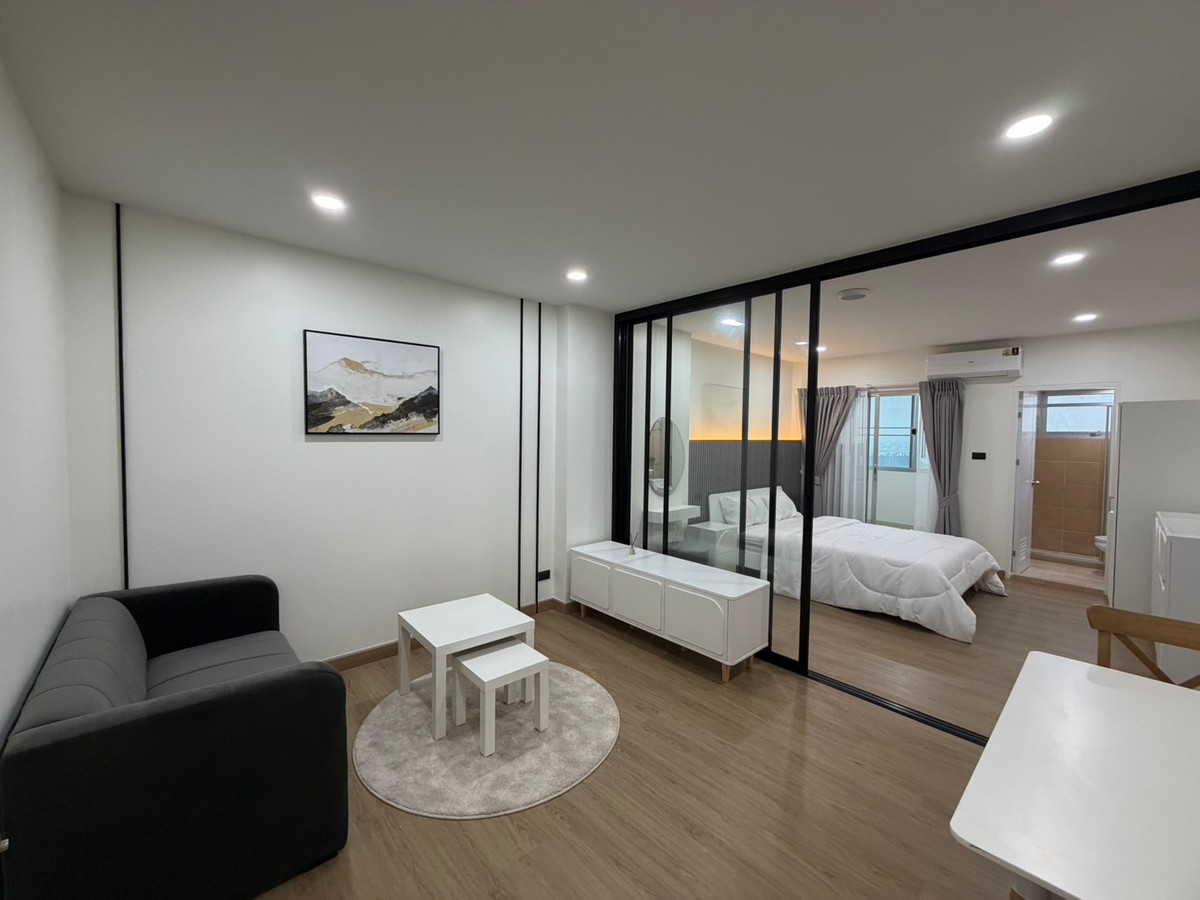 For SaleCondoPattanakan, Srinakarin : Condo for sale Supalai Park Srinakarin, beautiful room, newly decorated. Every piece of new furniture Ready to move in Next to the skytrain