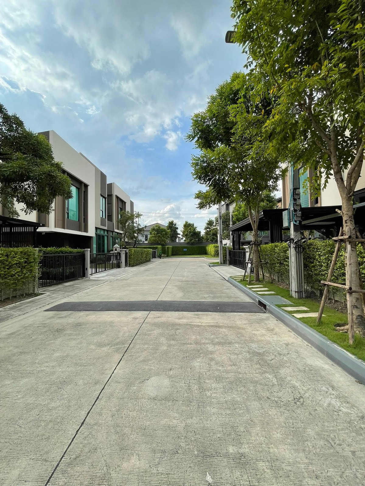 Onnut, Udomsuk : P-2936 For sale/rent semi-detached house Baan Klang Muang The Edition Sukhumvit - On Nut, ready to move in.