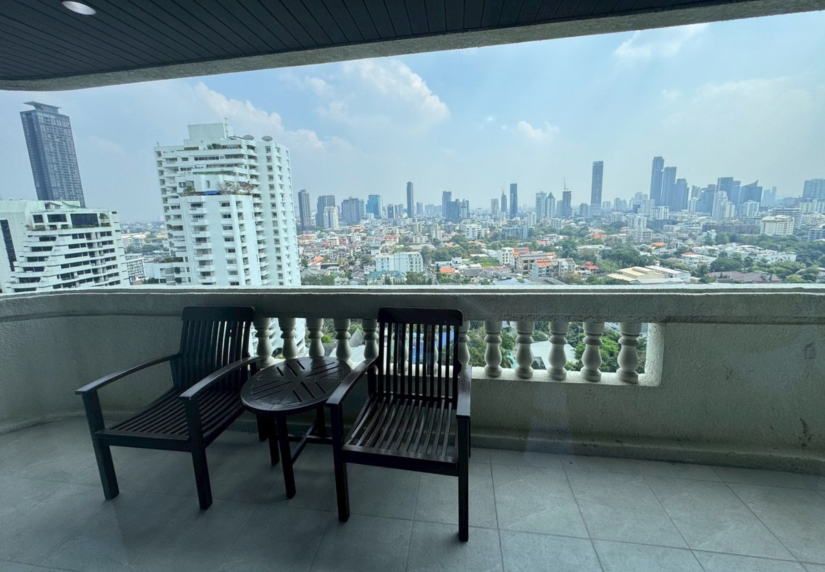 For RentSukhumvit, Asoke, Thonglor : Large Newly Renovated Apartment with Wide Balcony & Beautiful View – Phrom Phong  ** NO CO-AGENT **