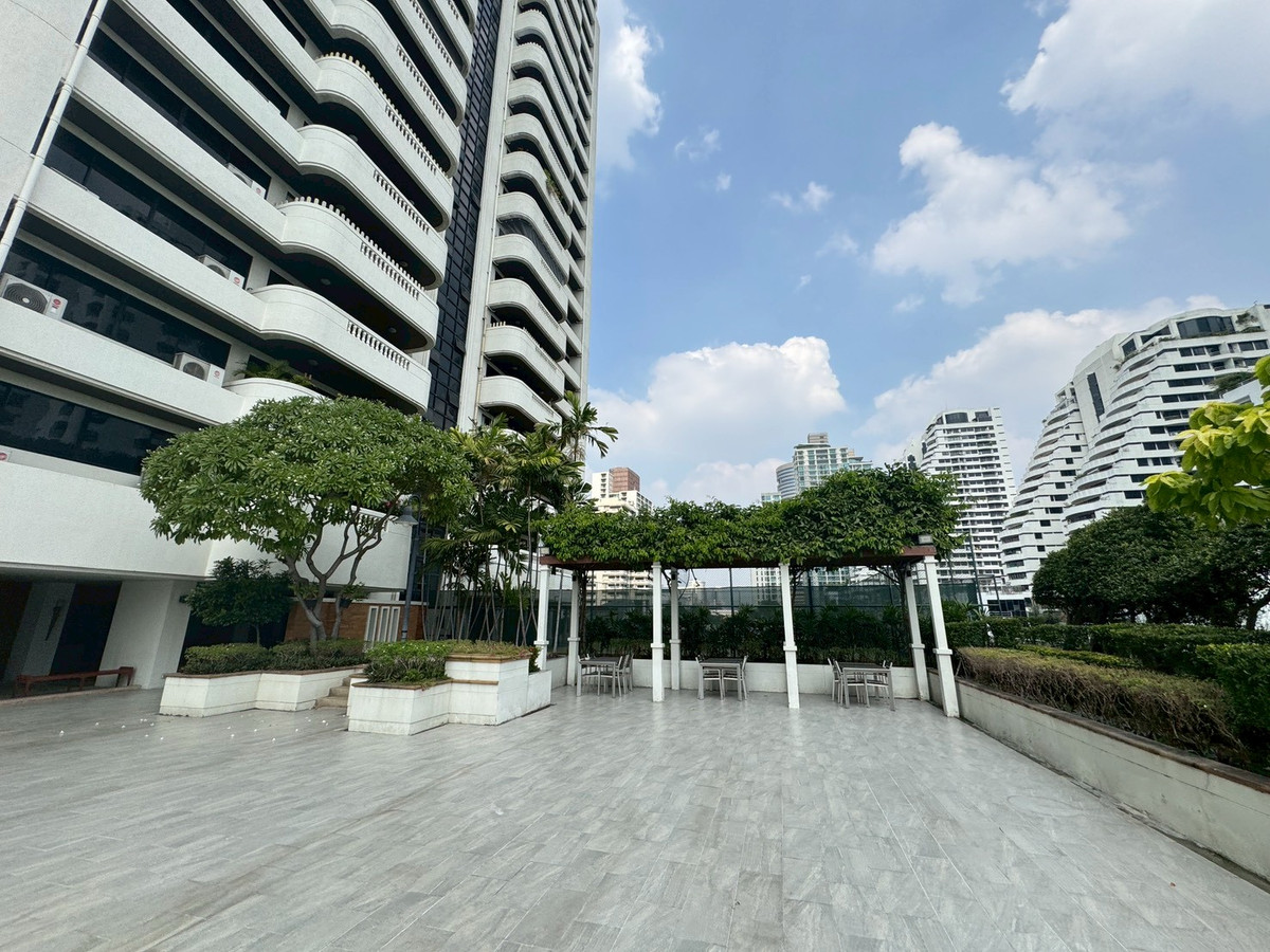 For RentSukhumvit, Asoke, Thonglor : Large Newly Renovated Apartment with Wide Balcony & Beautiful View – Phrom Phong  ** NO CO-AGENT **