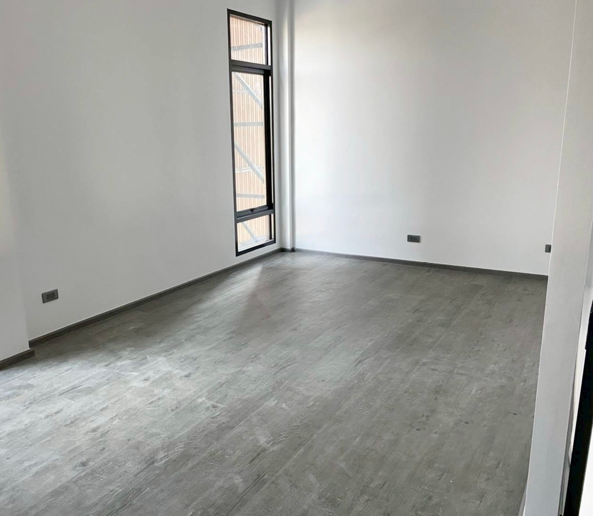 For RentWarehousePathum Thani,Rangsit, Thammasat : Factory warehouse for rent, purple area, Lam Luk Ka, Khlong 4, new, clean, open, airy, cool. Large cars can park in front of the warehouse.