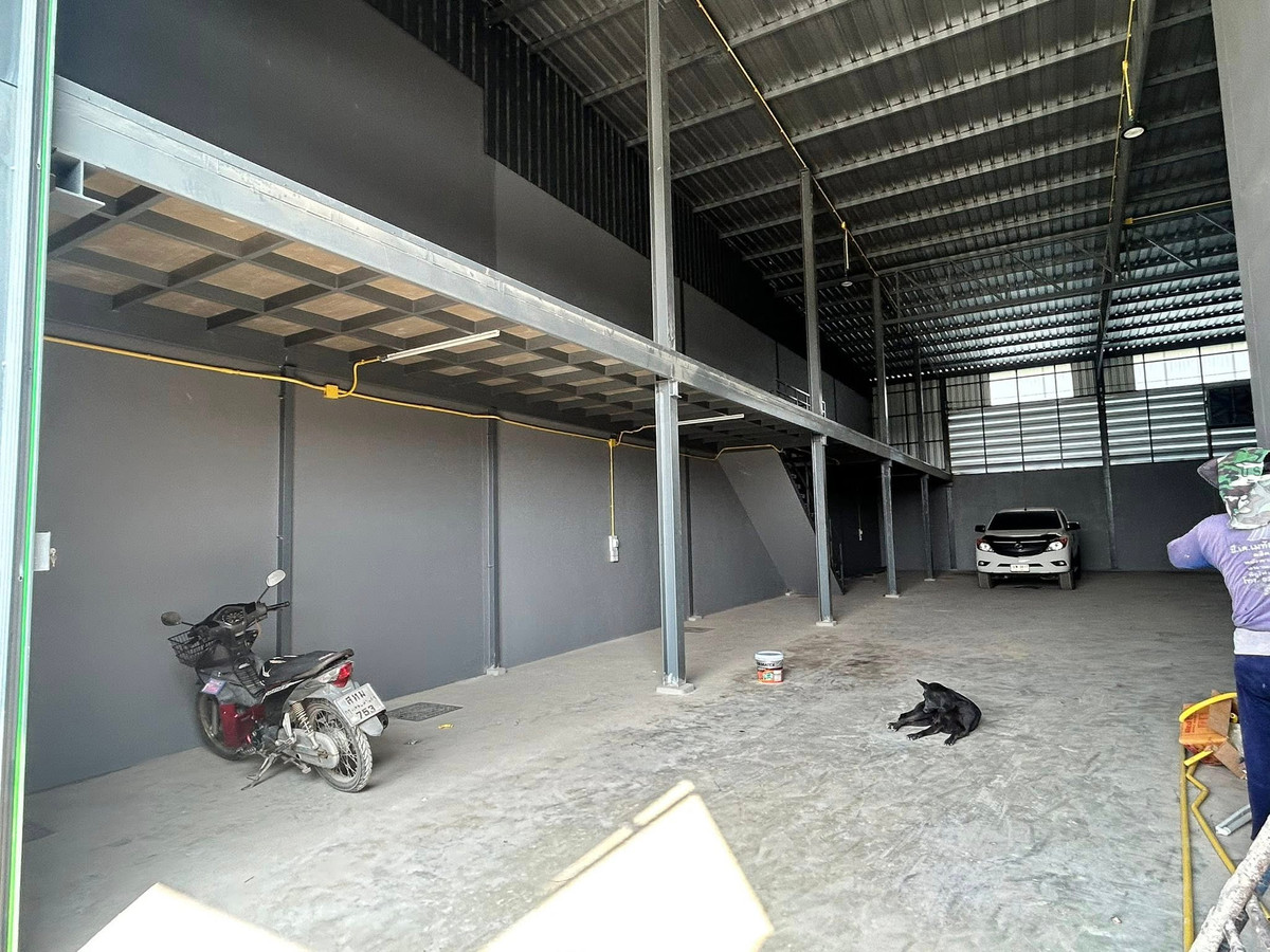 For RentFactoryPathum Thani,Rangsit, Thammasat : Warehouse for rent, newly built, Lam Luk Ka Khlong 7, area 140 sq m., usable area in warehouse size 600 sq m., including 2-story office and mezzanine, 2 bedrooms, building height 6-8 meters, door height 5 meters, 3-phase power 30/100 amp.