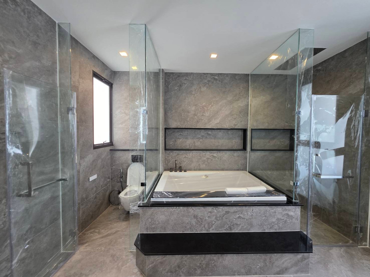 ขายบ้านพัฒนาการ ศรีนครินทร์ : Connoisseur Pattanakarn 32: 137.80 sqwah  952sqm. 6bed 7bath Fully Fitted 110,000,000 Am: 0656199198