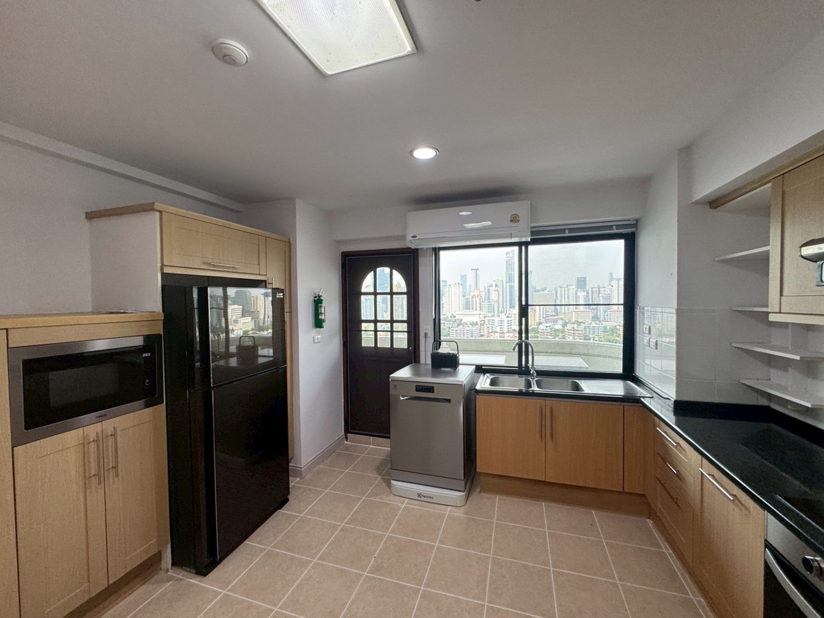 For RentSukhumvit, Asoke, Thonglor : Large Newly Renovated Apartment with Wide Balcony & Beautiful View – Phrom Phong  ** NO CO-AGENT **