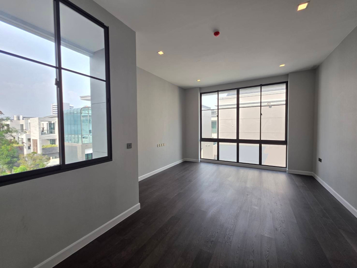 ขายบ้านพัฒนาการ ศรีนครินทร์ : Connoisseur Pattanakarn 32: 137.80 sqwah  952sqm. 6bed 7bath Fully Fitted 110,000,000 Am: 0656199198