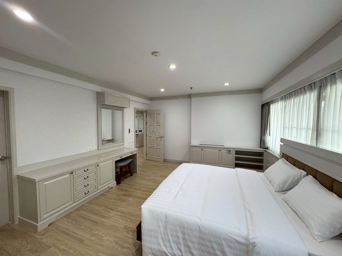 For RentSukhumvit, Asoke, Thonglor : Large Newly Renovated Apartment with Wide Balcony & Beautiful View – Phrom Phong  ** NO CO-AGENT **