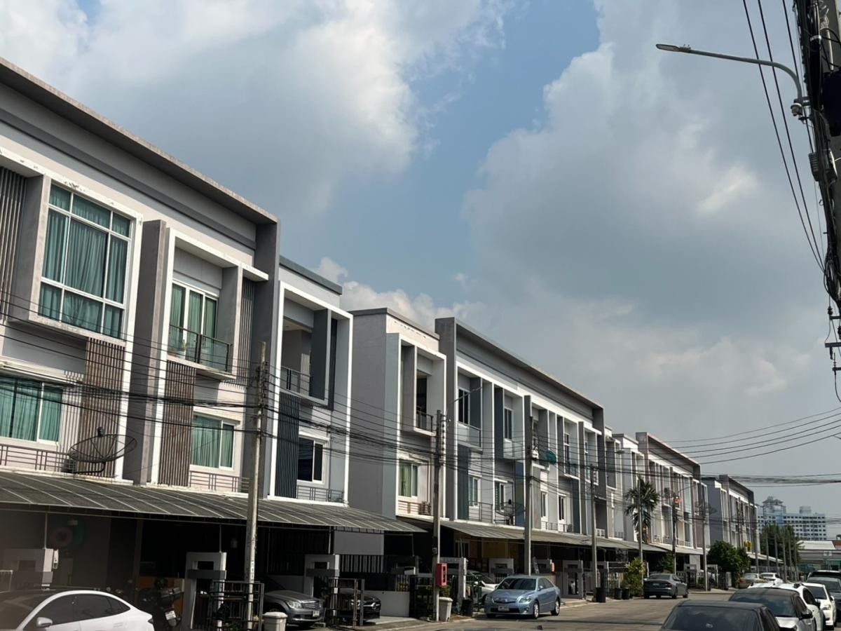 For SaleTownhomePattanakan, Srinakarin : 🏡 For sale with tenant, long-term lease 5 years,  The Exclusive Phatthanakan 44 Selling price 5.3 MB. | 📞 065-626-5636 (Kie)