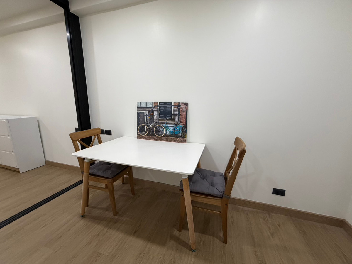 For SaleCondoPattanakan, Srinakarin : Condo for sale Supalai Park Srinakarin, beautiful room, newly decorated. Every piece of new furniture Ready to move in Next to the skytrain