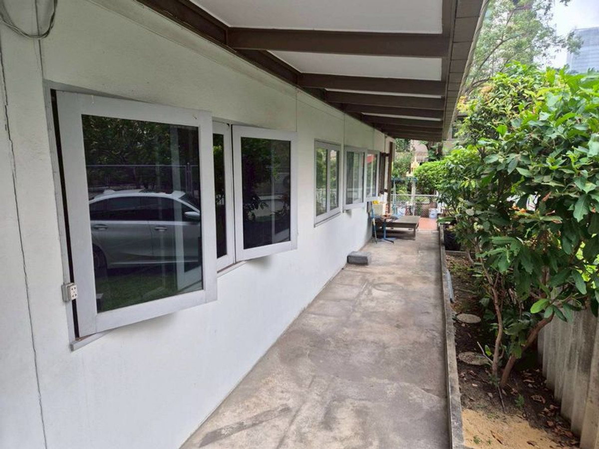 For RentRetail SpaceSukhumvit, Asoke, Thonglor : Business space for rent, shops, restaurants, Asoke, Sukhumvit area, size 96 sq m. Can be rented for other businesses. Good location near amenities 5 minutes to BTS Asoke and MRT Sukhumvit