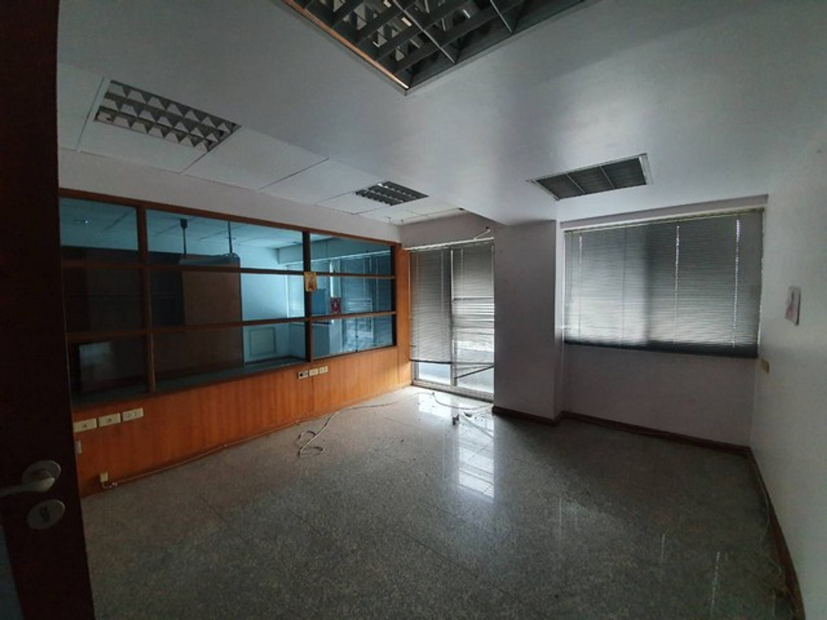 For RentOfficeRama9, Petchburi, RCA : Office for rent, Office for Rent, next to Ekkamai Road, Rama 9, good location, convenient travel.