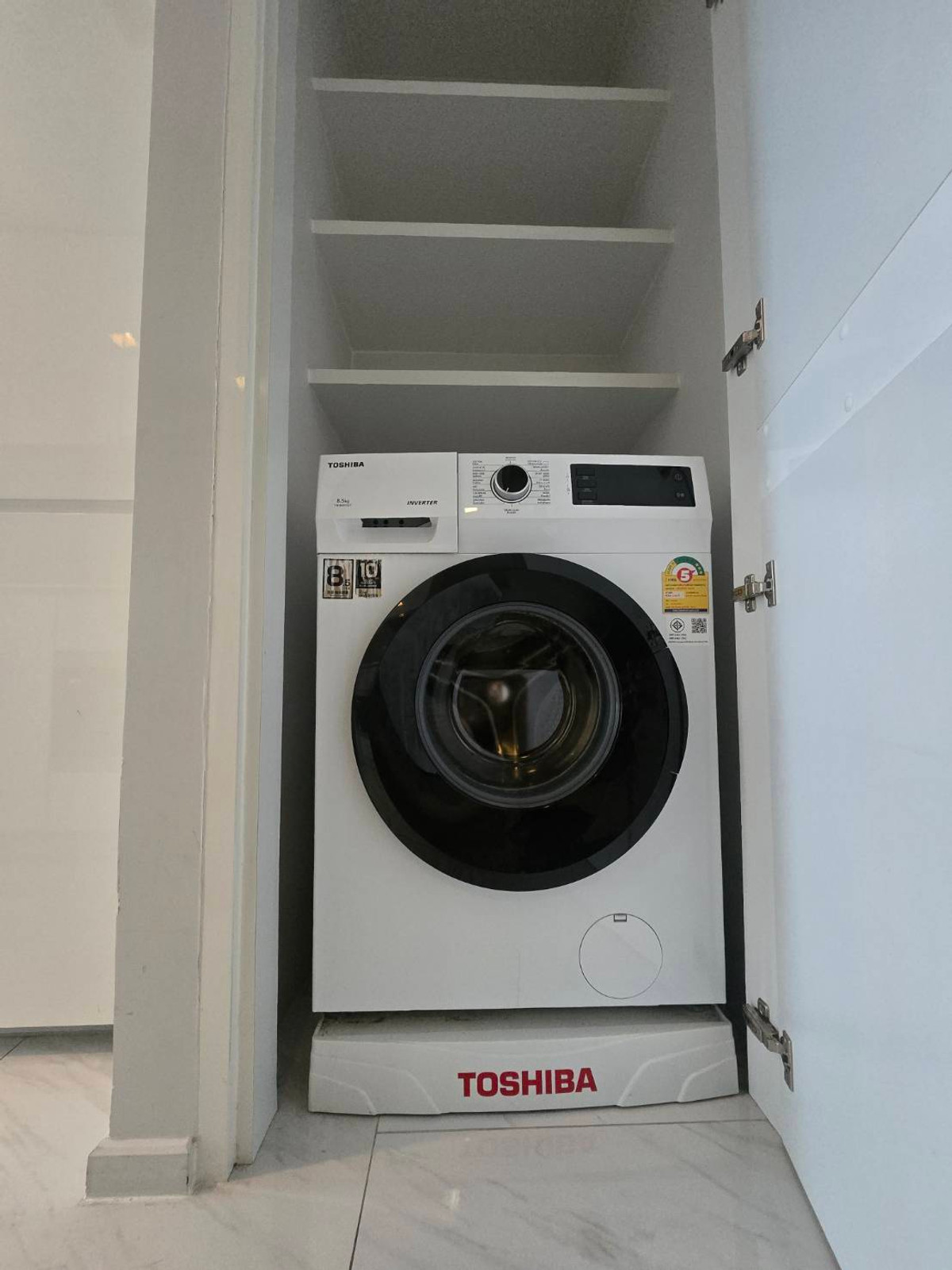 For SaleCondoNana, North Nana,Sukhumvit13, Soi Nana : Selling at a loss, very urgent!!! Hyde Sukhumvit11, 20th floor, selling price only 4,999,999 baht, owner selling it himself. You can't find this price anywhere else.