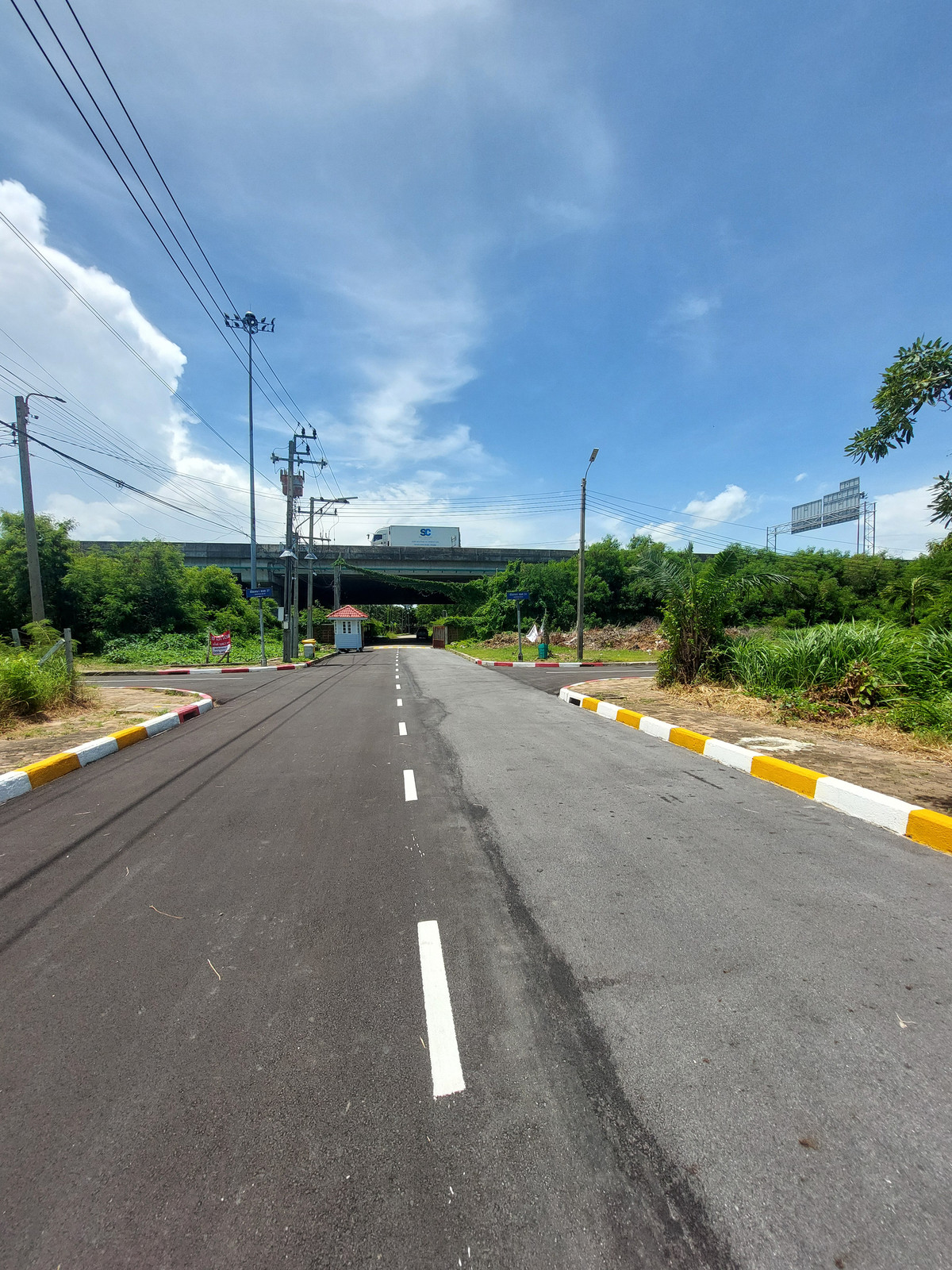 For SaleLandSamut Prakan,Samrong : Urgent sale of empty land, good location, beautiful corner plot in Manthana Srinakarin Village (Manthana Srinakarin) near the ring road, Kanchanaphisek Road. Srinakarin Rd. Samut Prakan Province