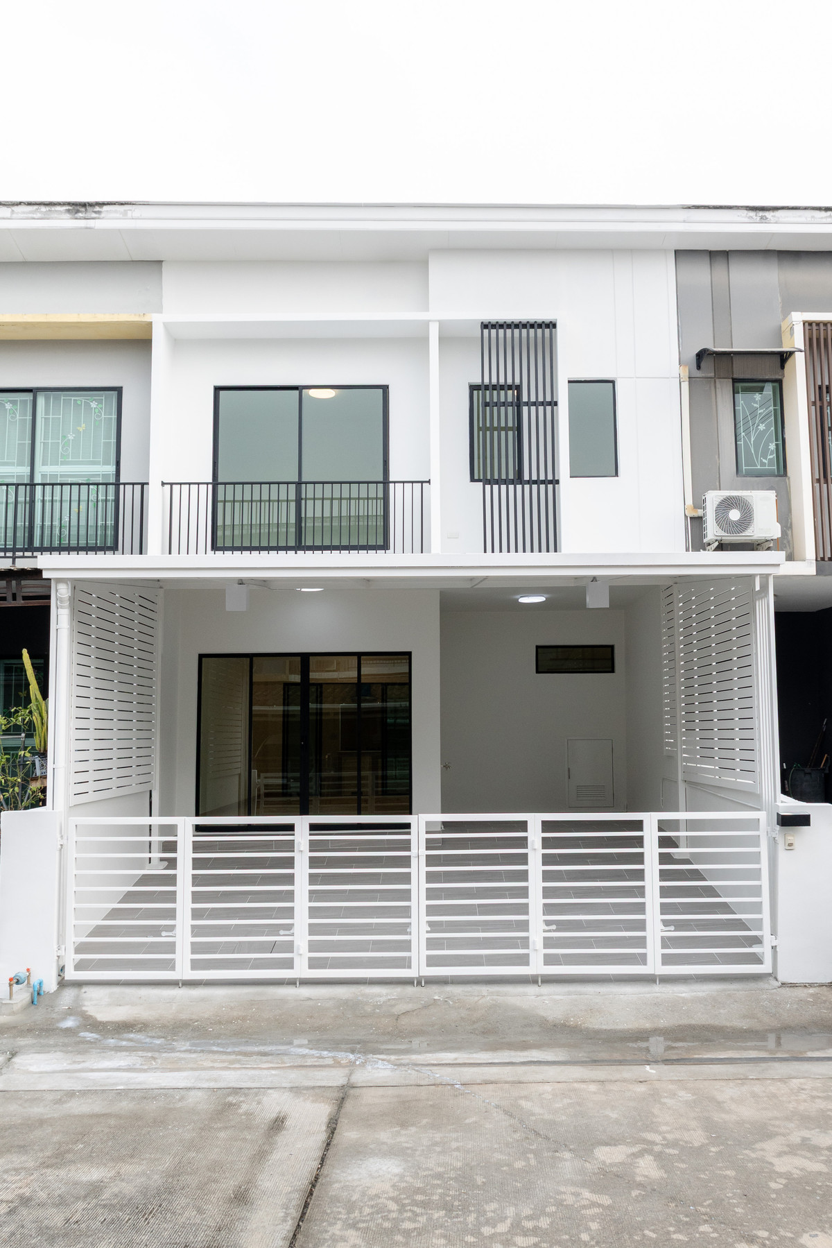 For SaleHousePattanakan, Srinakarin : 🏡 Newly renovated townhome, ready to move in, Suan Luang-On Nut location, The Connect Suan Luang-On Nut.