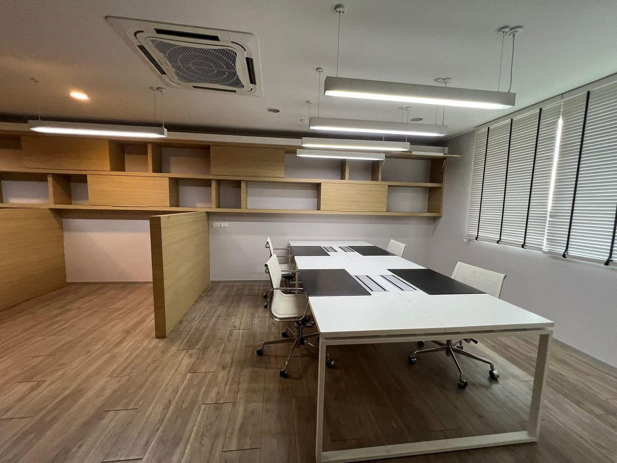 For RentOfficeKaset Nawamin,Ladplakao : For rent: 5-story office, next to Lertlah School.