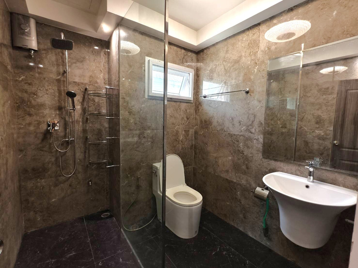 For RentHousePattanakan, Srinakarin : Mantana Rama 9 - Srinakarin / 5 Bedrooms (FOR RENT) BZD065