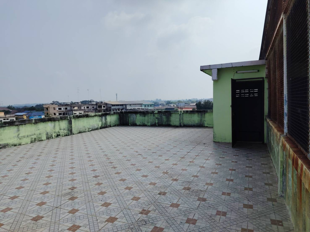 For SaleShop HouseChachoengsao : 95718 - Commercial building for sale, prime location, 4 floors, 2 units, hit through, in the heart of Phanom Sarakham - next to the main road, main business area of ​​Chachoengsao!