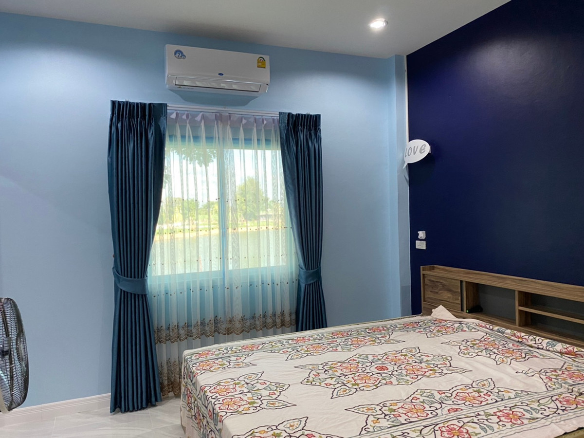 บ้านนครปฐม : 💥 ขายบ้านใหม่บนที่ดินใหญ่  เมืองนครปฐม (ที่ดินเกือบครึ่งไร่กว่าแบบนี้ หายากมาก!)  บรรยากาศเหมือนรีสอร์ทส่วนตัว  ล้อมรอบด้วยต้นไม้ใหญ่ ลมดีทั้งวัน เงียบสงบ เป็นส่วนตัวมาก บ้านตั้งบนที่ดอน น้ำไม่ท่วม