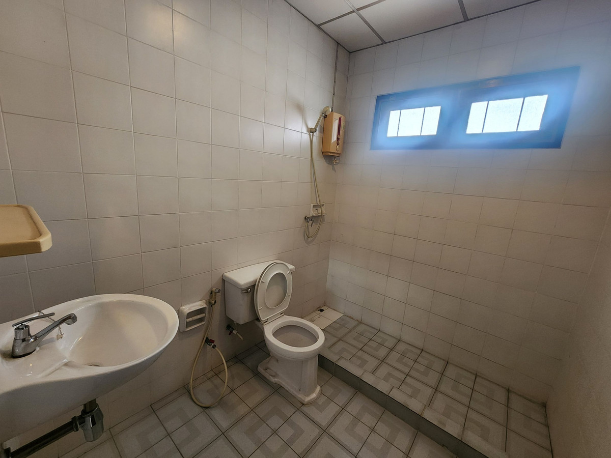 ขายนนทบุรี บางใหญ่ บางบัวทอง : 95725 - ขายบ้านแฝด 2 ชั้น โครงการซื่อตรง รัตนาธิเบศร์ - ไทรม้า บ้านเปล่าสภาพดี พร้อมให้เจ้าของใหม่ตกแต่งหรือรีโนเวทต่อได้ตามสไตล์